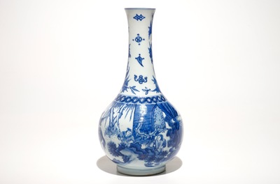 Un vase de forme bouteille en porcelaine de Chine bleu et blanc, &eacute;poque Transition